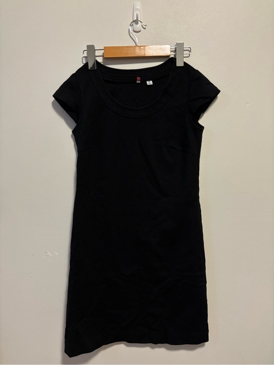 Uniqlo Dresses & Skirts - Uniqlo Black Crewneck Tee